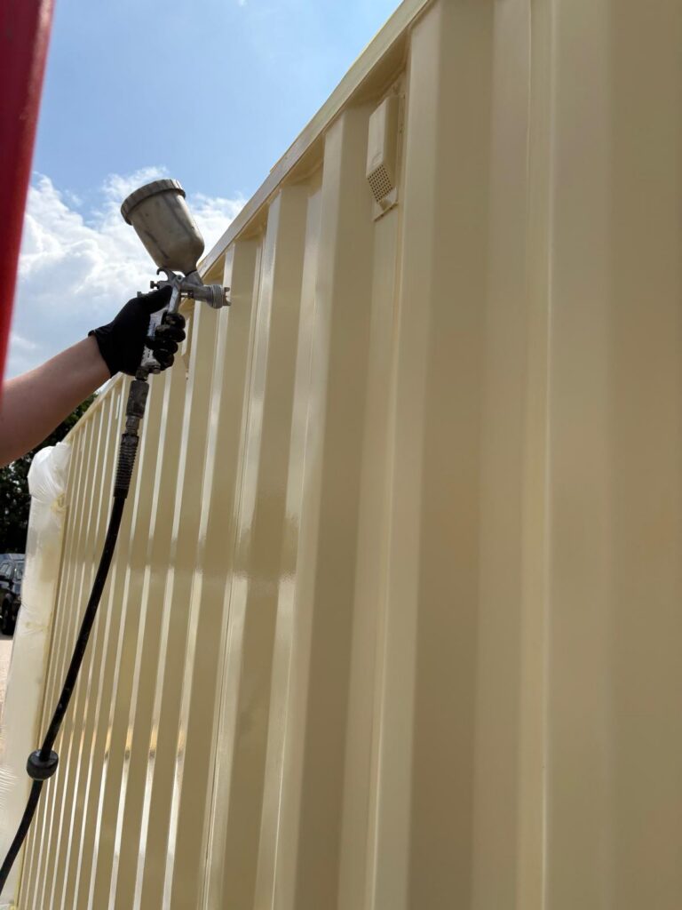 Container laten spuiten in Didam