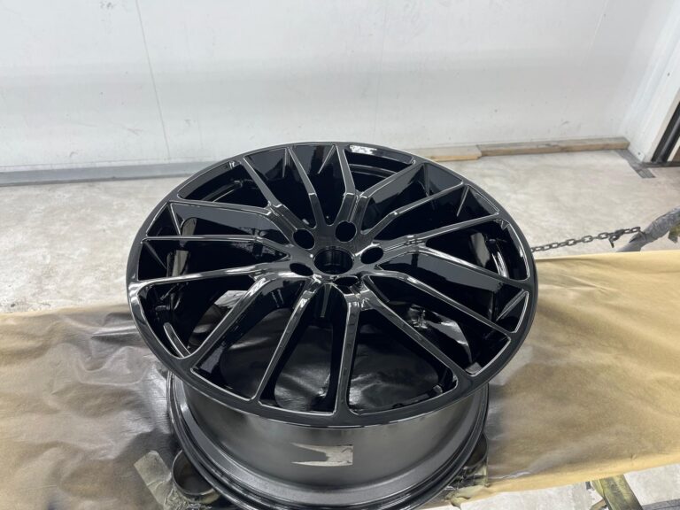 Zwarte auto velg in werkplaats