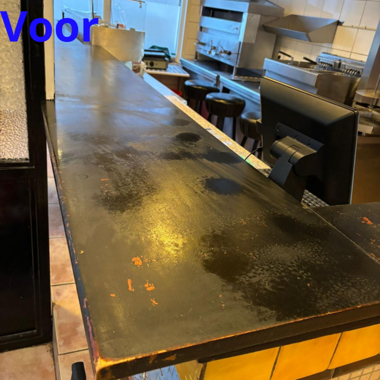 Oude, versleten aanrecht in restaurantkeuken voor renovatie.
