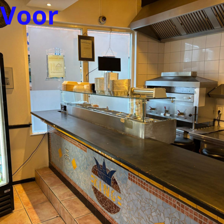 Leeg restaurant met verzilverd tegeldesign en keukenapparatuur.