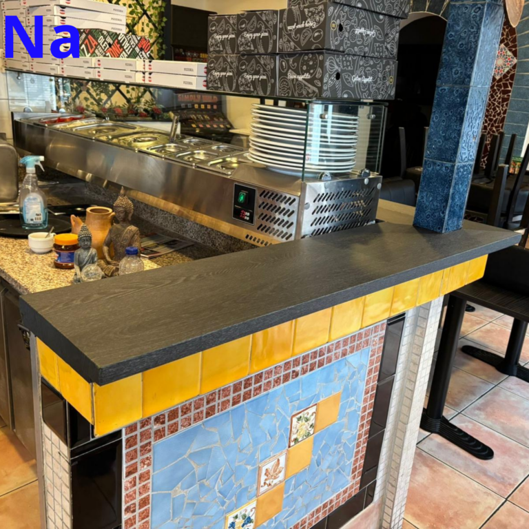 Pizzeria keuken met decoratieve tegels en dozen.