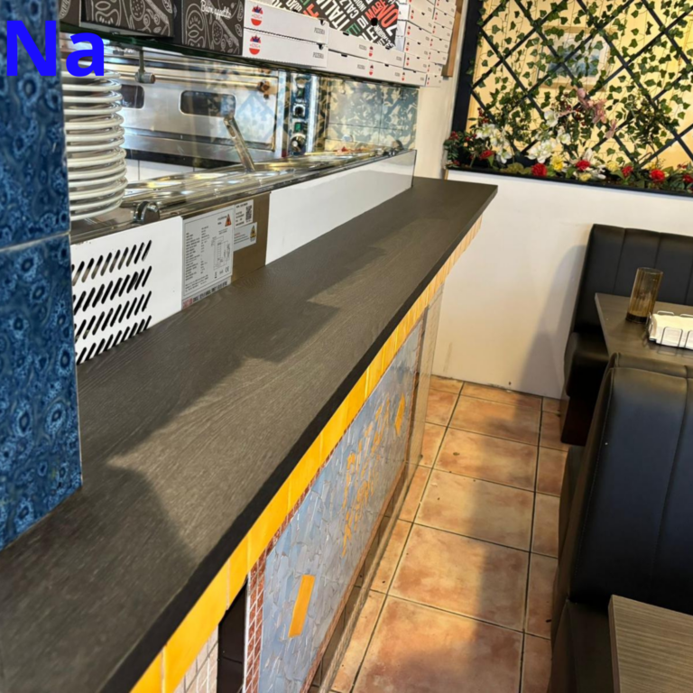 Restaurantinterieur met tafel, stoelen en toonbank