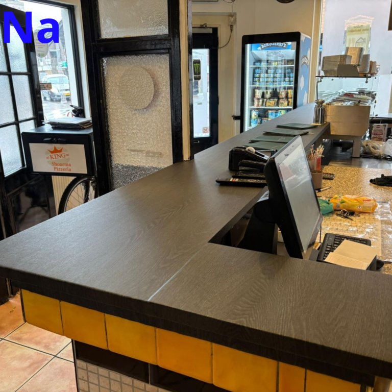 Pizzeria met verkoopbalie en koeling vol producten.