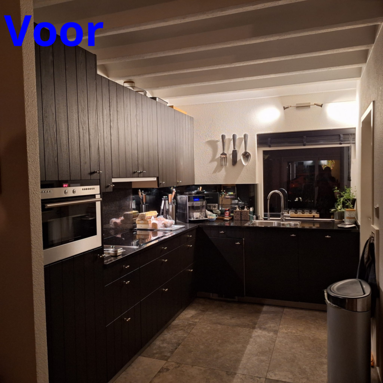 Donkere keuken met moderne apparatuur