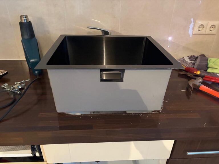 Keuken spuiten en aanrechtblad wrappen voor klant