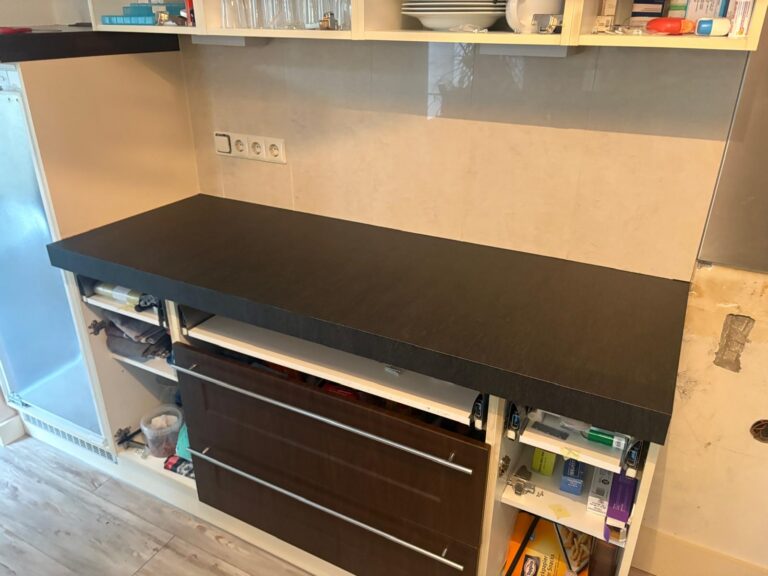 Keuken spuiten en aanrechtblad wrappen voor klant