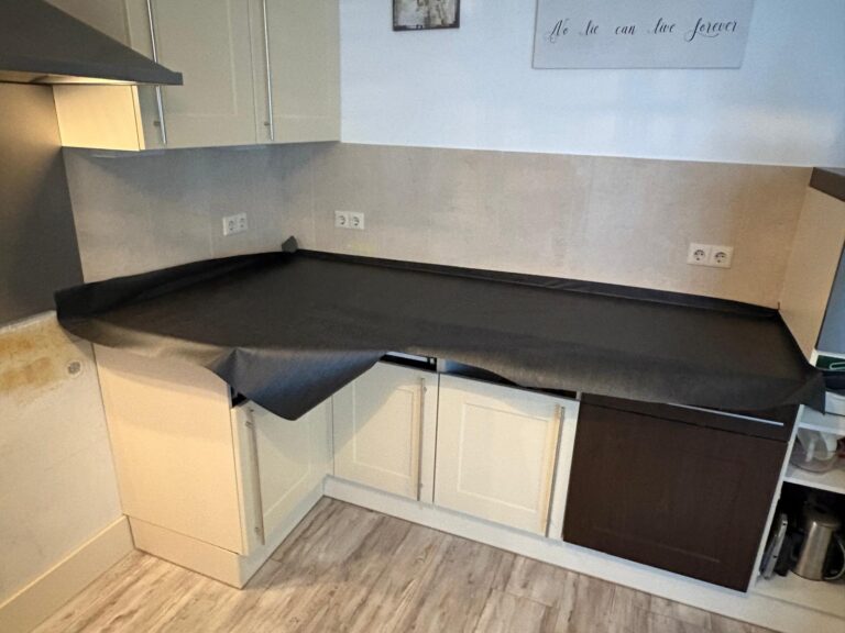 Keuken spuiten en aanrechtblad wrappen voor klant