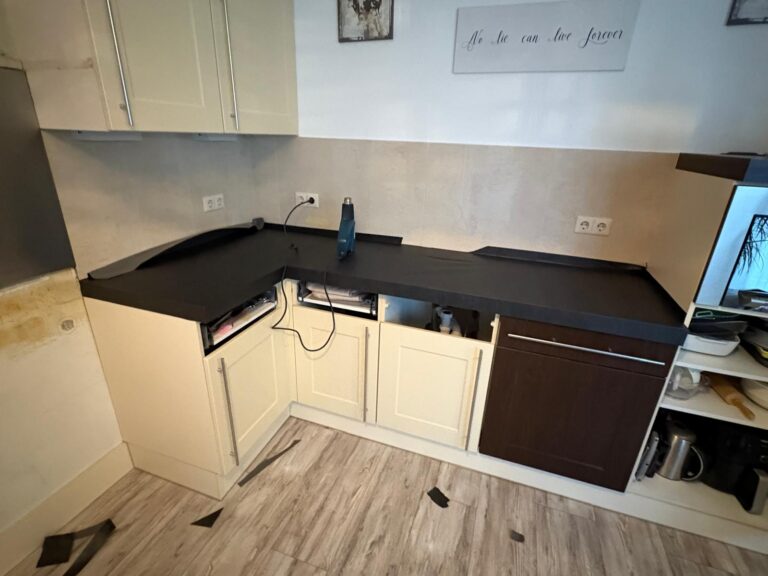 Keuken spuiten en aanrechtblad wrappen voor klant