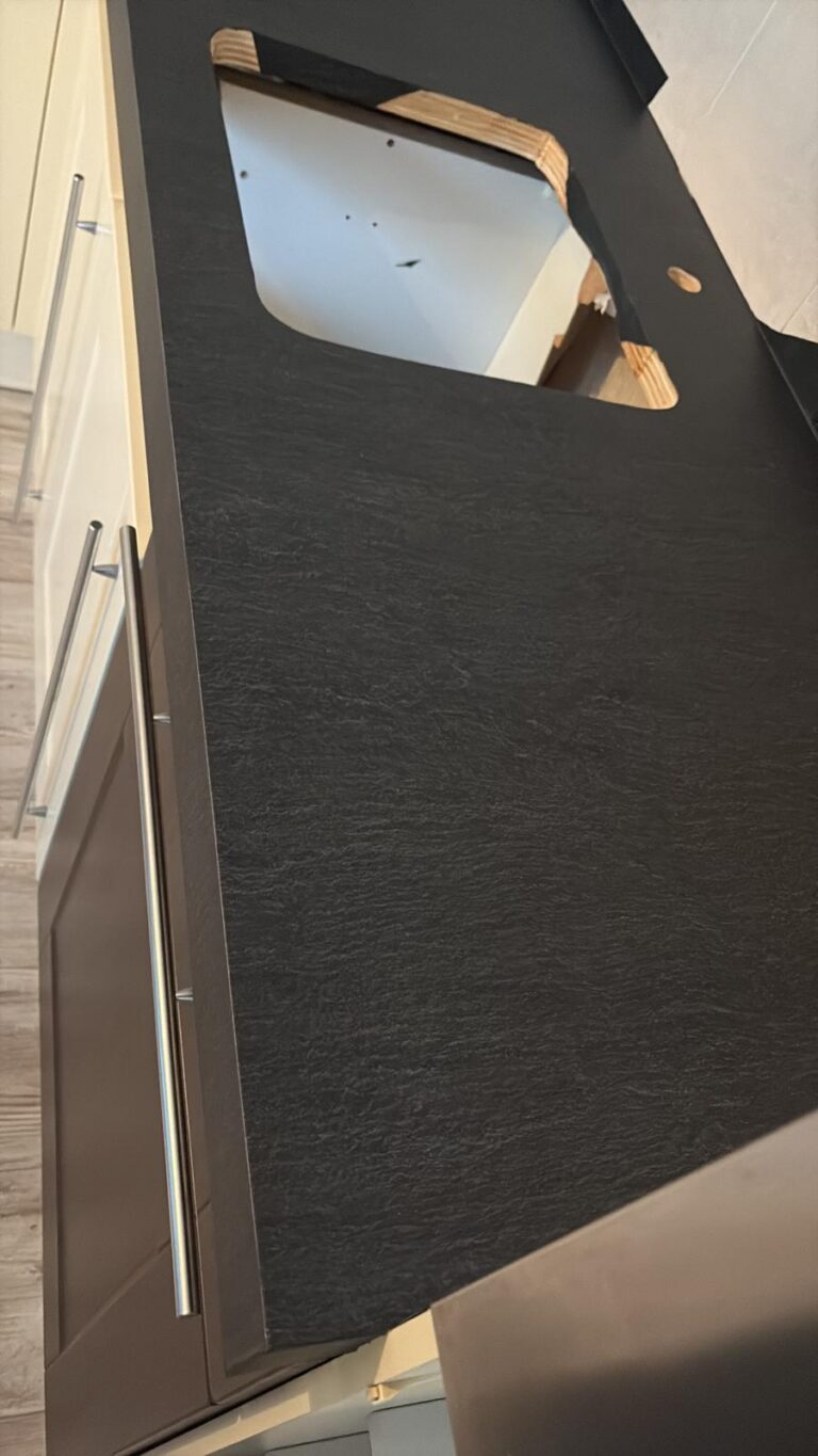 Keuken spuiten en aanrechtblad wrappen voor klant