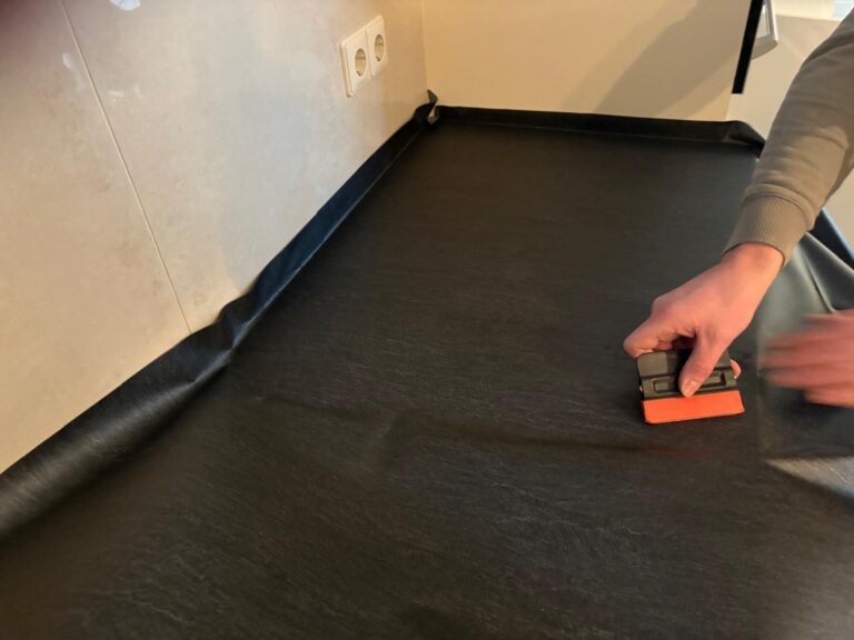 Keuken spuiten en aanrechtblad wrappen voor klant