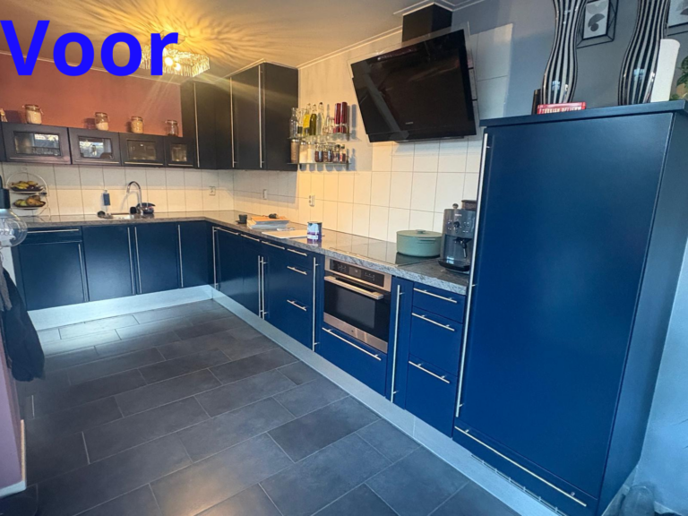 Moderne keuken met donkere kasten en tegels.
