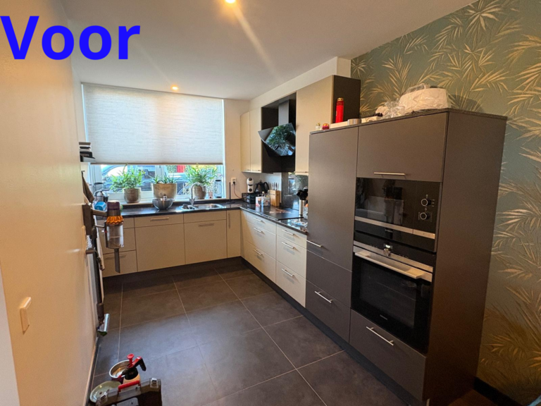 Moderne keuken met oven en kasten.