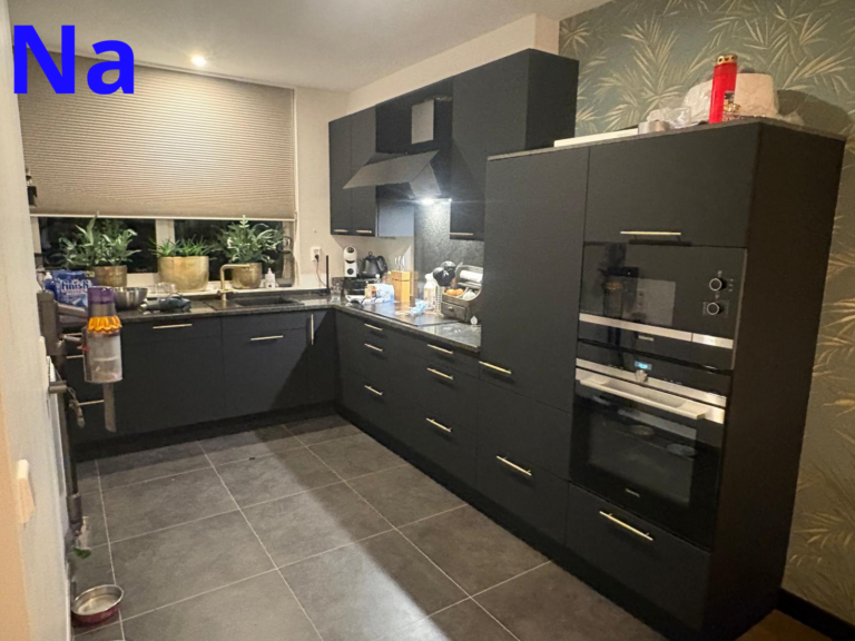 Moderne zwarte keuken met planten en apparaten