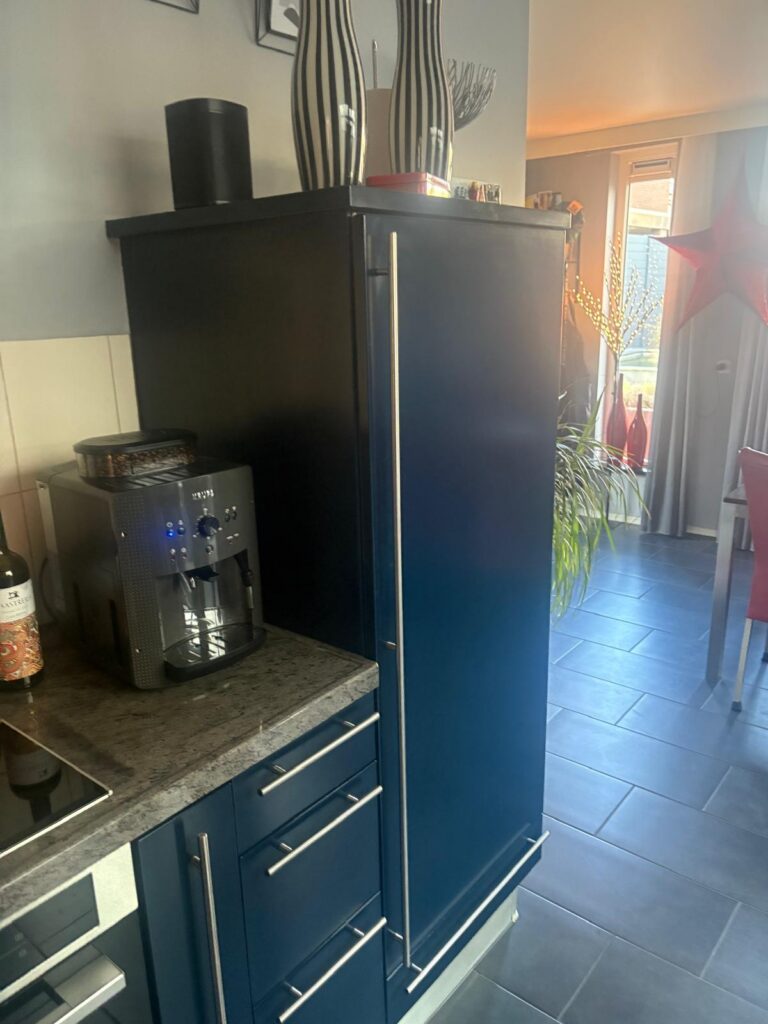 Moderne keuken met kast en koffiezetapparaat