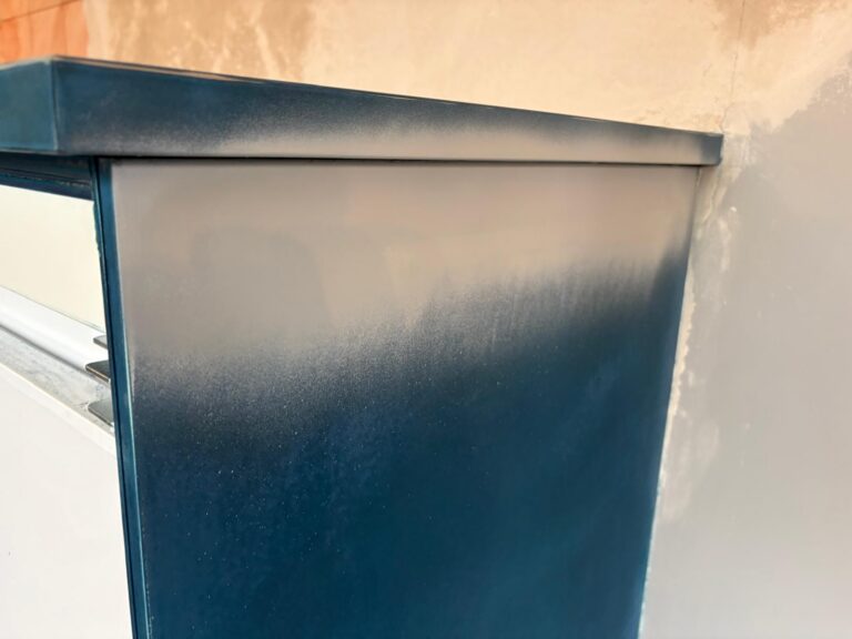 Gespoten blauwe metalen randen van object.