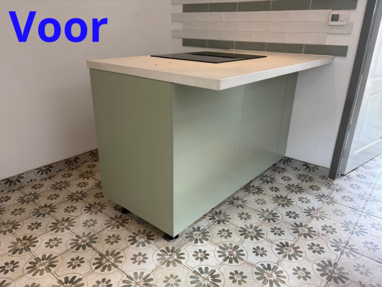 Keukeneiland met gebloemde tegelvloer, voor renovatie.