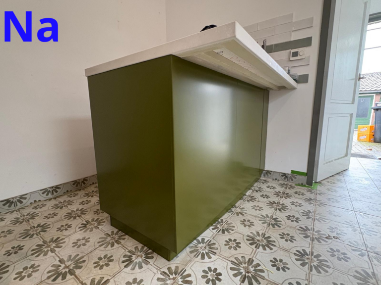 Groene keukenkast met tegelvloer en wit aanrechtblad.