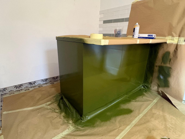 Olijfgroene keukenrenovatie in voortgang.