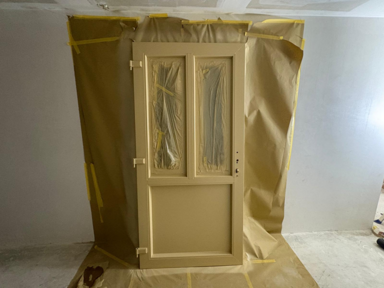 Beige deur in renovatieproces met afdektape
