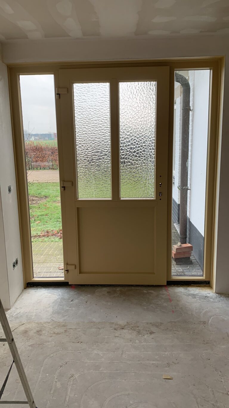 Glazen voordeur met zijruiten en matglas