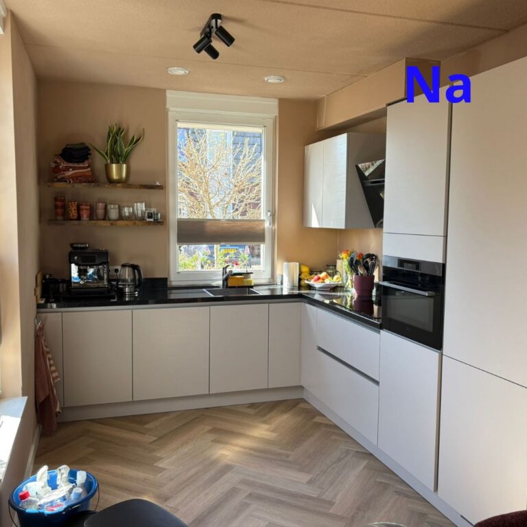 Moderne keuken met raam en houten vloer.