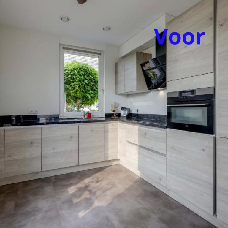 Moderne keuken met houten kastjes en inbouwapparatuur.
