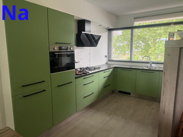 Moderne groene keuken met inbouwapparatuur.
