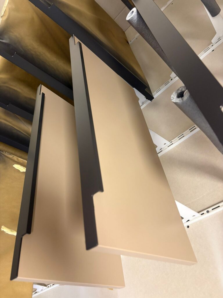 Bruine panelen op metalen rekken.