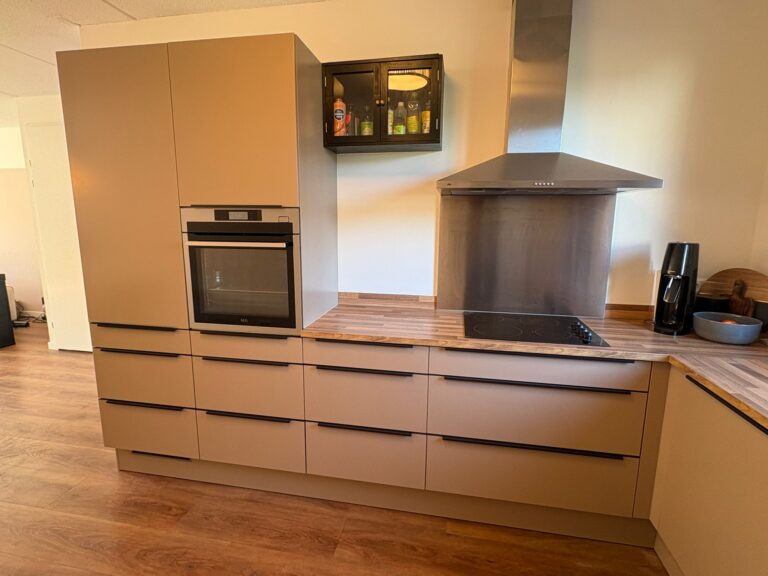 Moderne keuken met oven en kookplaat