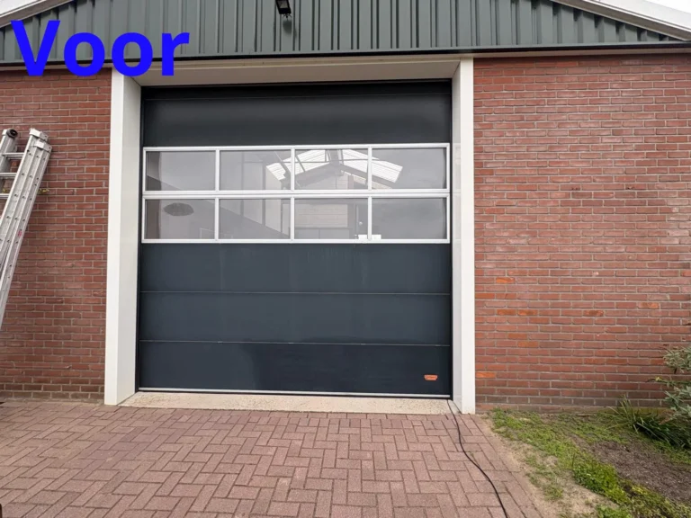 Voorafbeelding industriële garagedeur met stenen muur.