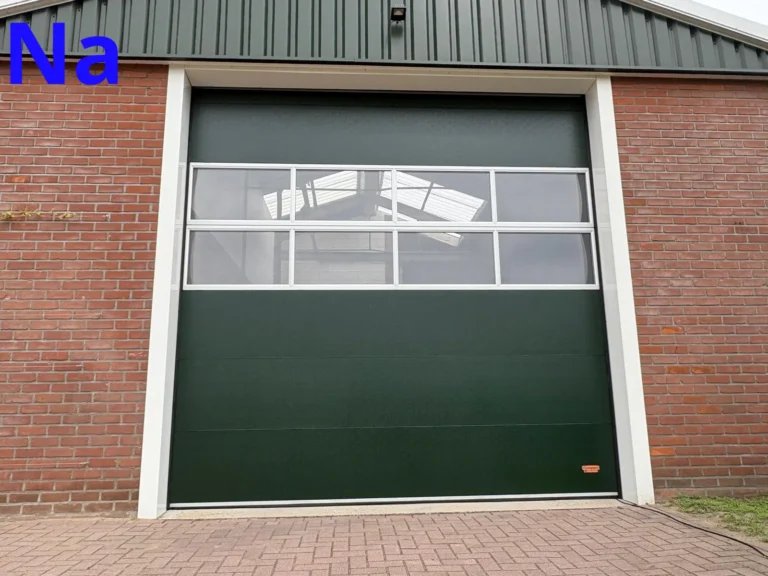 Groene garagedeur met ramen en bakstenen muur