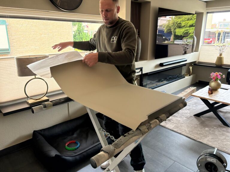 Man snijdt papier in moderne woonkamer.
