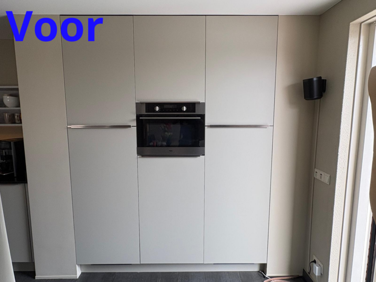 Witte keuken met ingebouwde oven, voor renovatie.