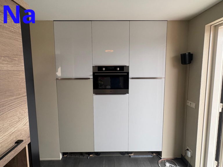 Moderne keuken met minimalistisch ontwerp en oven.