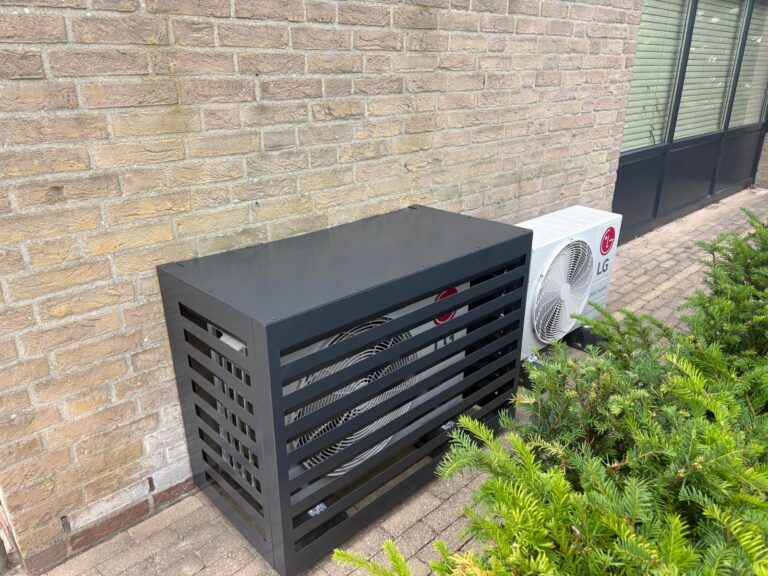 Twee airco covers gespoten in antracietgrijs, passend bij de kozijnen van een woning in Zevenaar