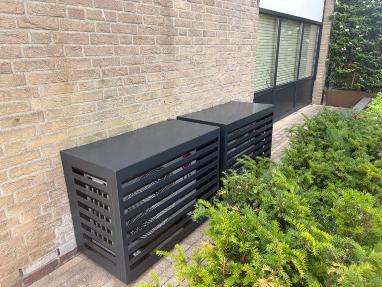 Twee airco covers gespoten in antracietgrijs, passend bij de kozijnen van een woning in Zevenaar