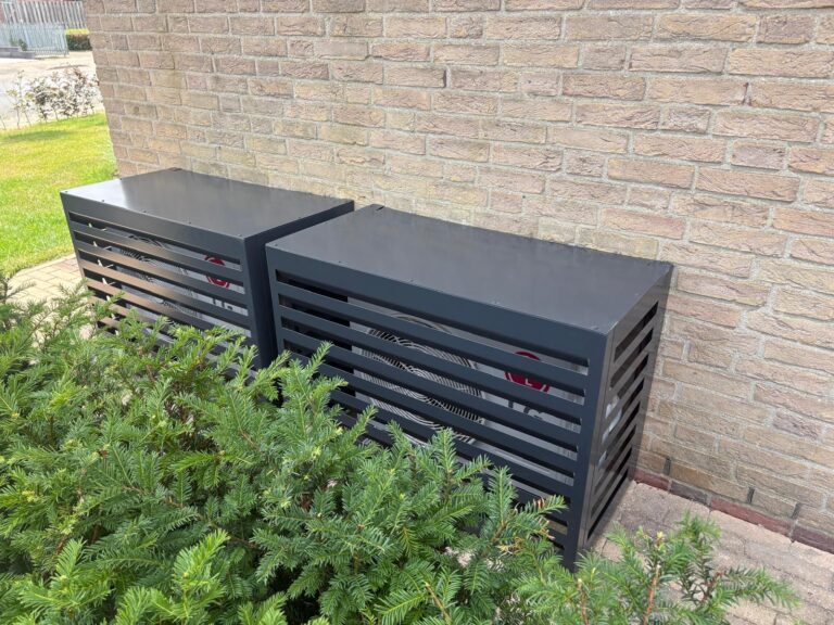 Twee airco covers gespoten in antracietgrijs, passend bij de kozijnen van een woning in Zevenaar
