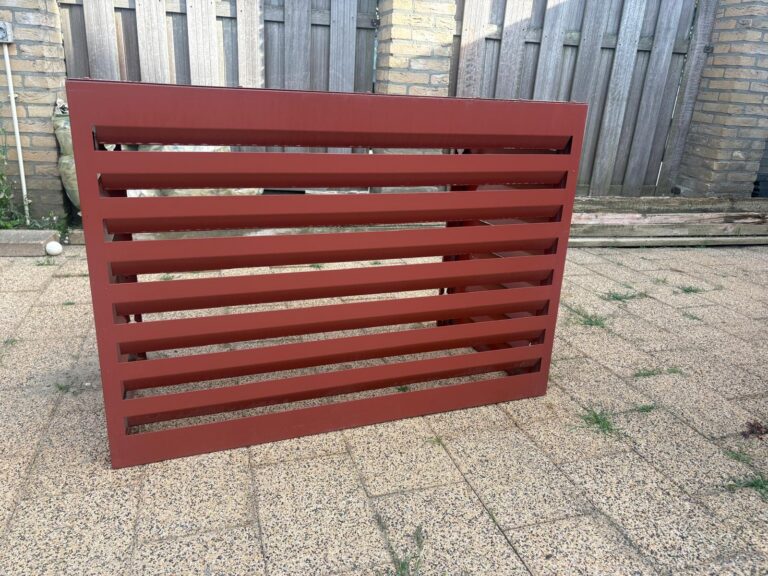 Twee airco covers gespoten in antracietgrijs, passend bij de kozijnen van een woning in Zevenaar