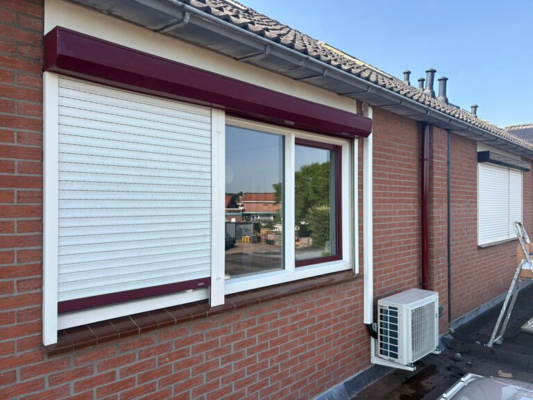 Kunststof kozijnen en rolluik professioneel gespoten in zwart bij een woning in Gaanderen, inclusief voorbereiding en eindresultaat.