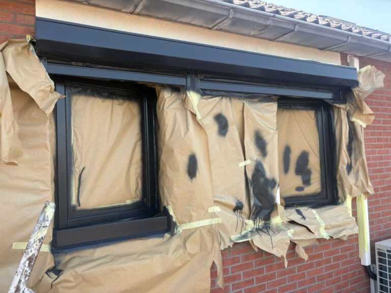 Kunststof kozijnen en rolluik professioneel gespoten in zwart bij een woning in Gaanderen, inclusief voorbereiding en eindresultaat.