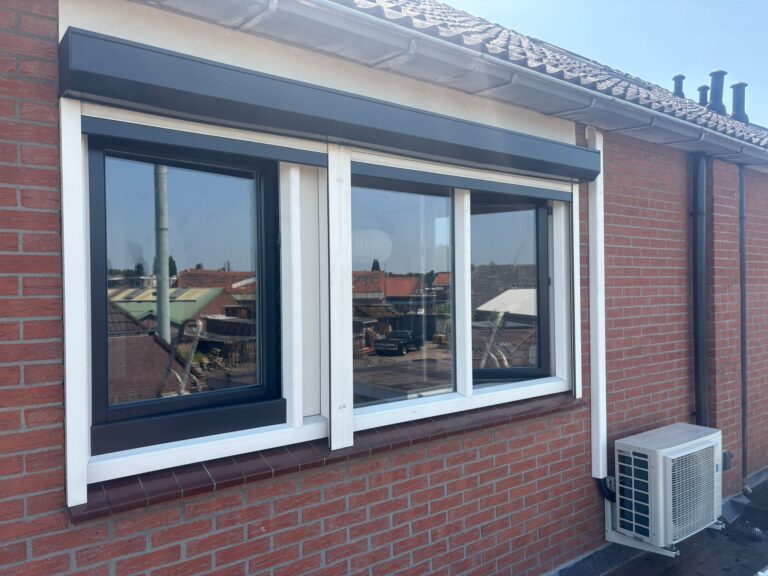 Kunststof kozijnen en rolluik professioneel gespoten in zwart bij een woning in Gaanderen, inclusief voorbereiding en eindresultaat.