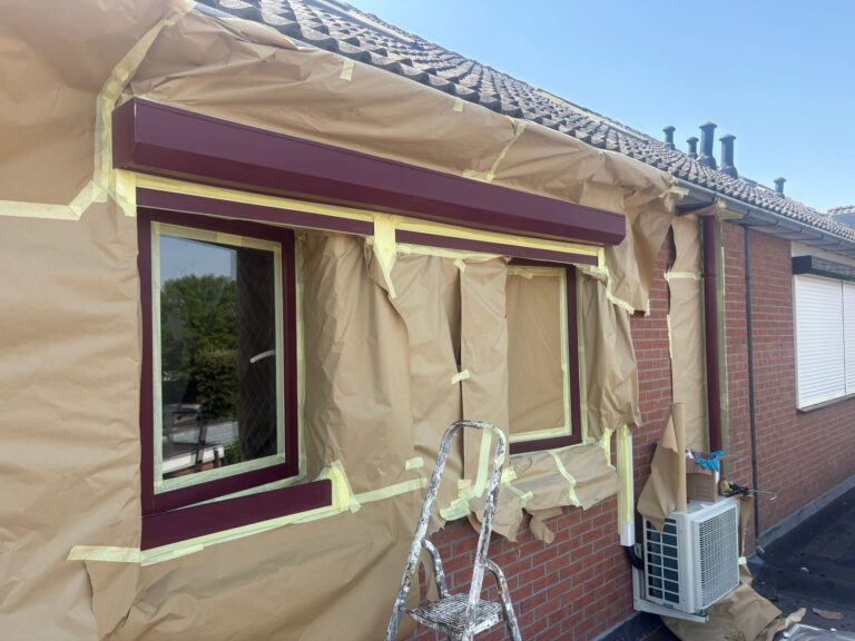 Kunststof kozijnen en rolluik professioneel gespoten in zwart bij een woning in Gaanderen, inclusief voorbereiding en eindresultaat.