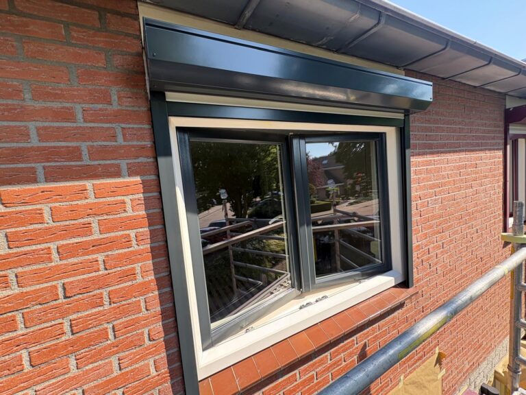 Gespoten kunststof kozijnen, kunststof deur en rolluiken bij een woning in Zutphen