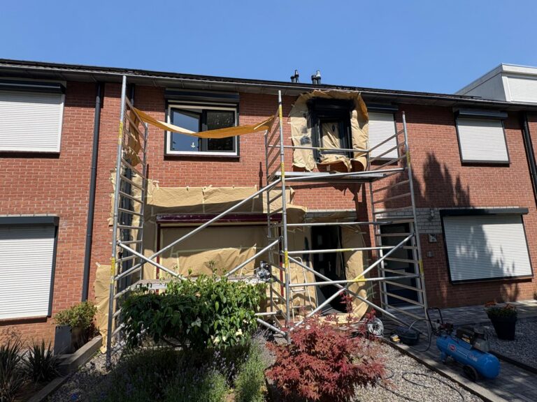 Gespoten kunststof kozijnen, kunststof deur en rolluiken bij een woning in Zutphen