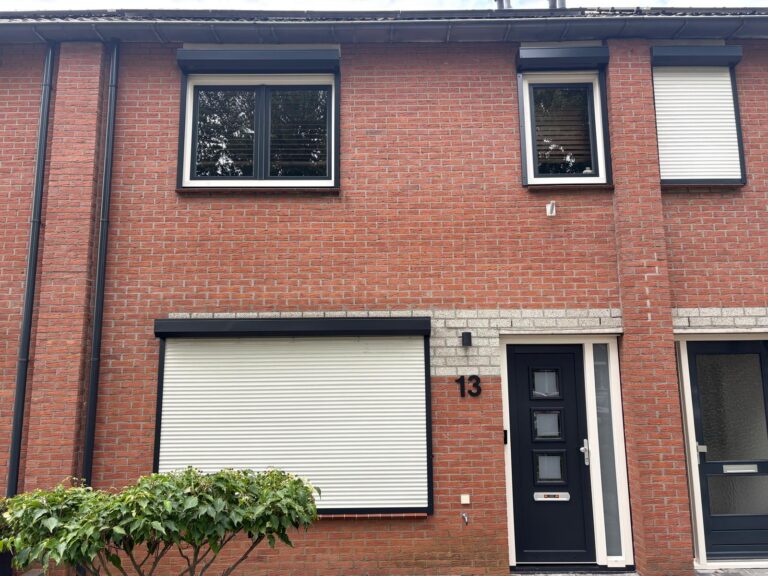 Gespoten kunststof kozijnen, kunststof deur en rolluiken bij een woning in Zutphen