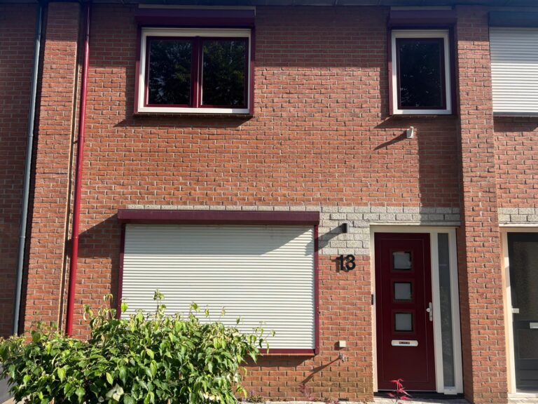 Gespoten kunststof kozijnen, kunststof deur en rolluiken bij een woning in Zutphen
