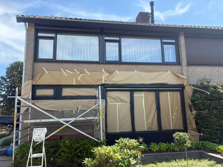 Professioneel gespoten kunststof kozijnen bij een woning in Zevenaar met een moderne zwarte afwerking.