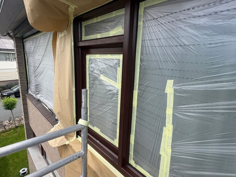 Professioneel gespoten kunststof kozijnen bij een woning in Zevenaar met een moderne zwarte afwerking.