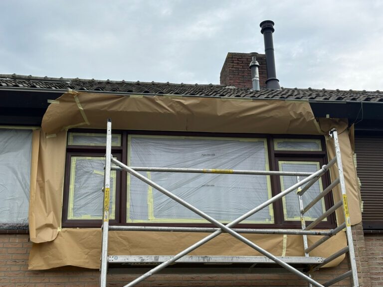 Professioneel gespoten kunststof kozijnen bij een woning in Zevenaar met een moderne zwarte afwerking.