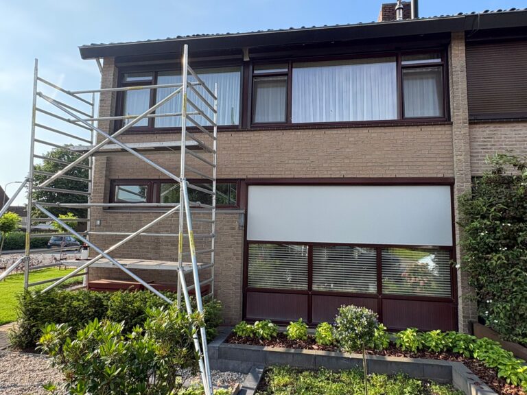 Professioneel gespoten kunststof kozijnen bij een woning in Zevenaar met een moderne zwarte afwerking.